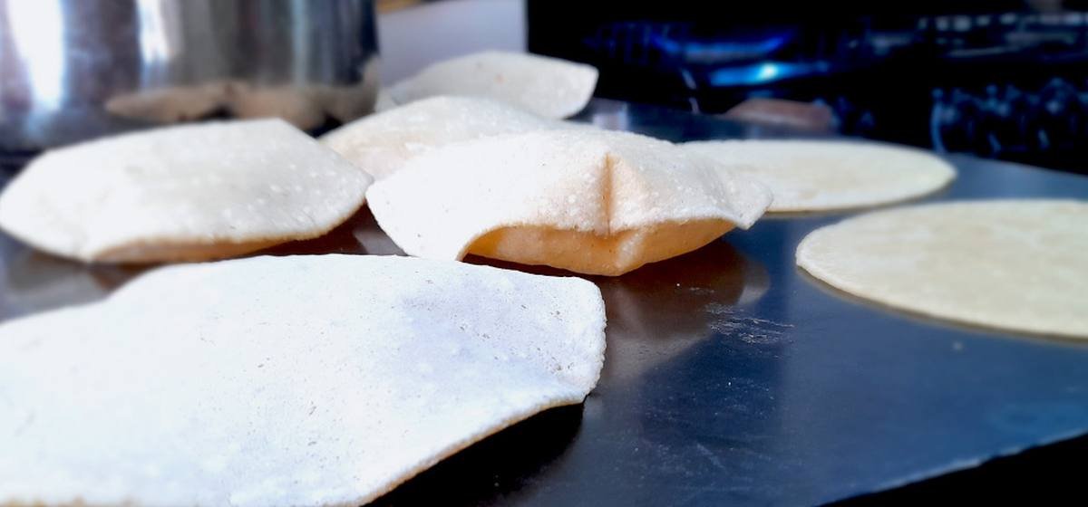 Tortillas hechas a mano en el comal
